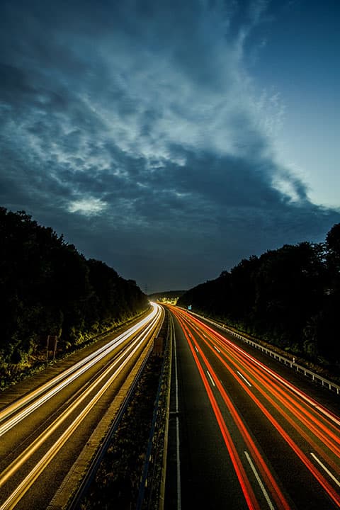Photo d'autoroute de nuit qui montre la vitesse